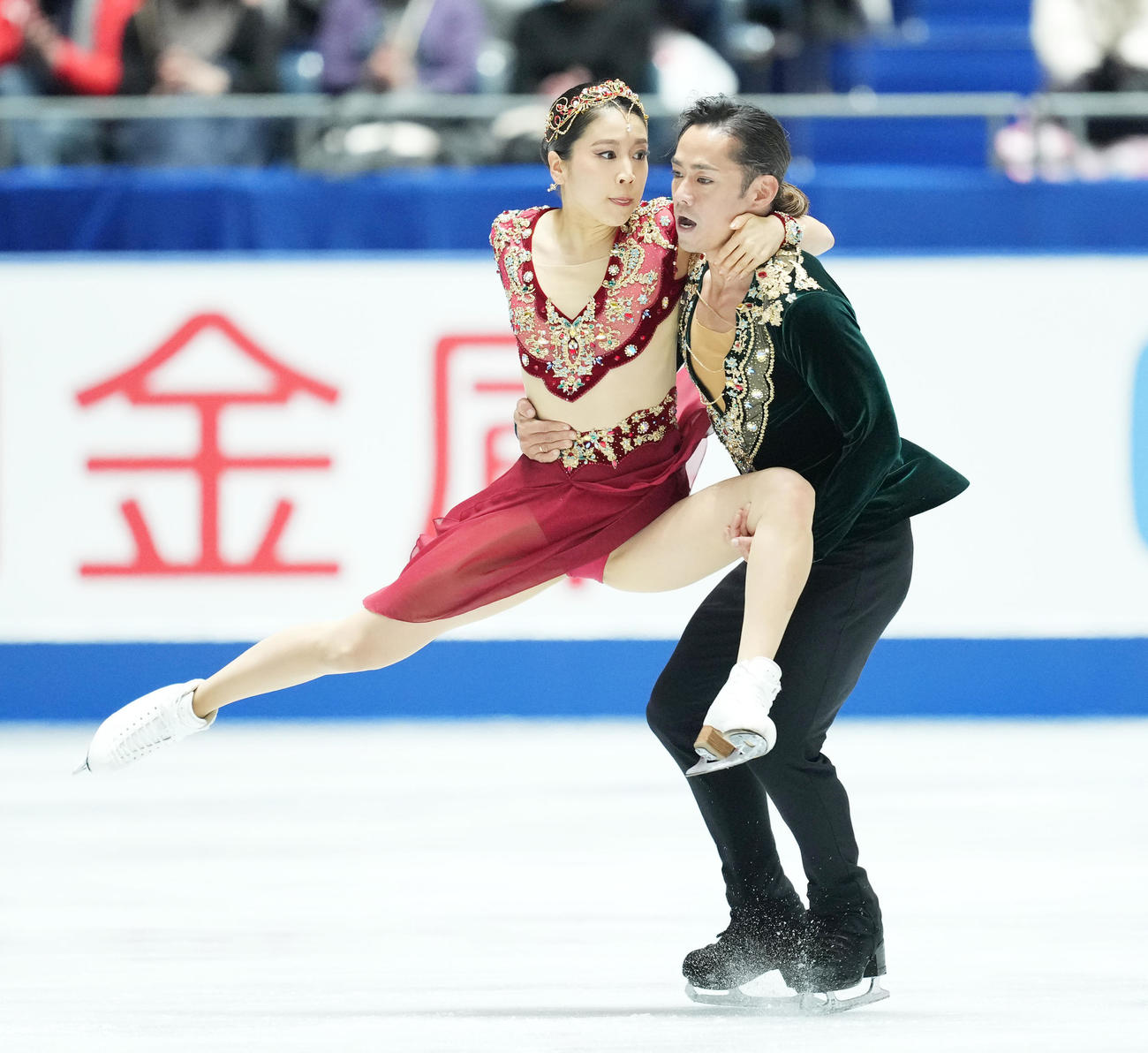 NHK杯アイスダンスFDで演技する村元（左）と高橋（撮影・菅敏）