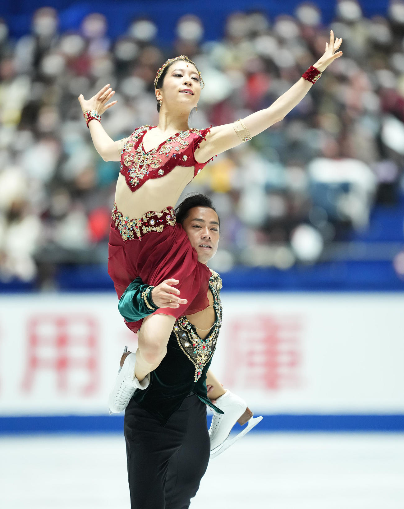 NHK杯アイスダンスFDで演技する村元（上）と高橋（撮影・菅敏）