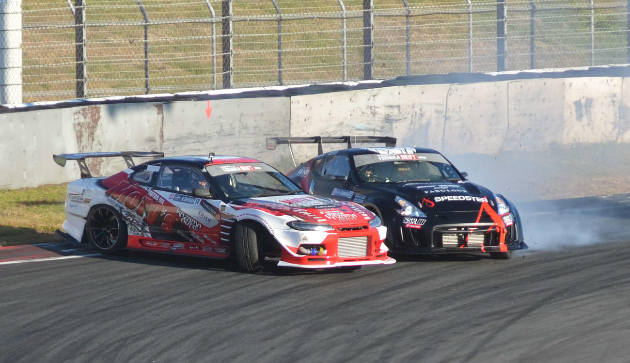 決勝の延長追走で末永直登のS15シルビア（左）にビタビタに付ける熊久保信重の370Z（撮影・吉池彰）