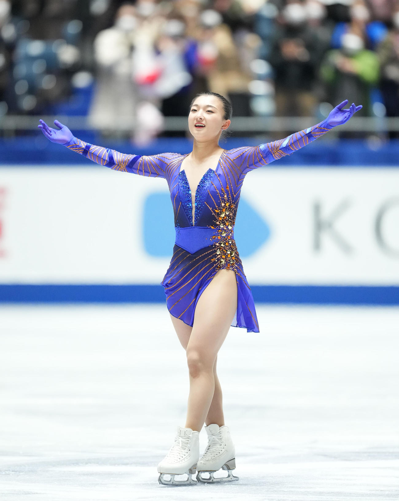 NHK杯女子フリーの演技を終え、ファンにあいさつする坂本（撮影・菅敏）