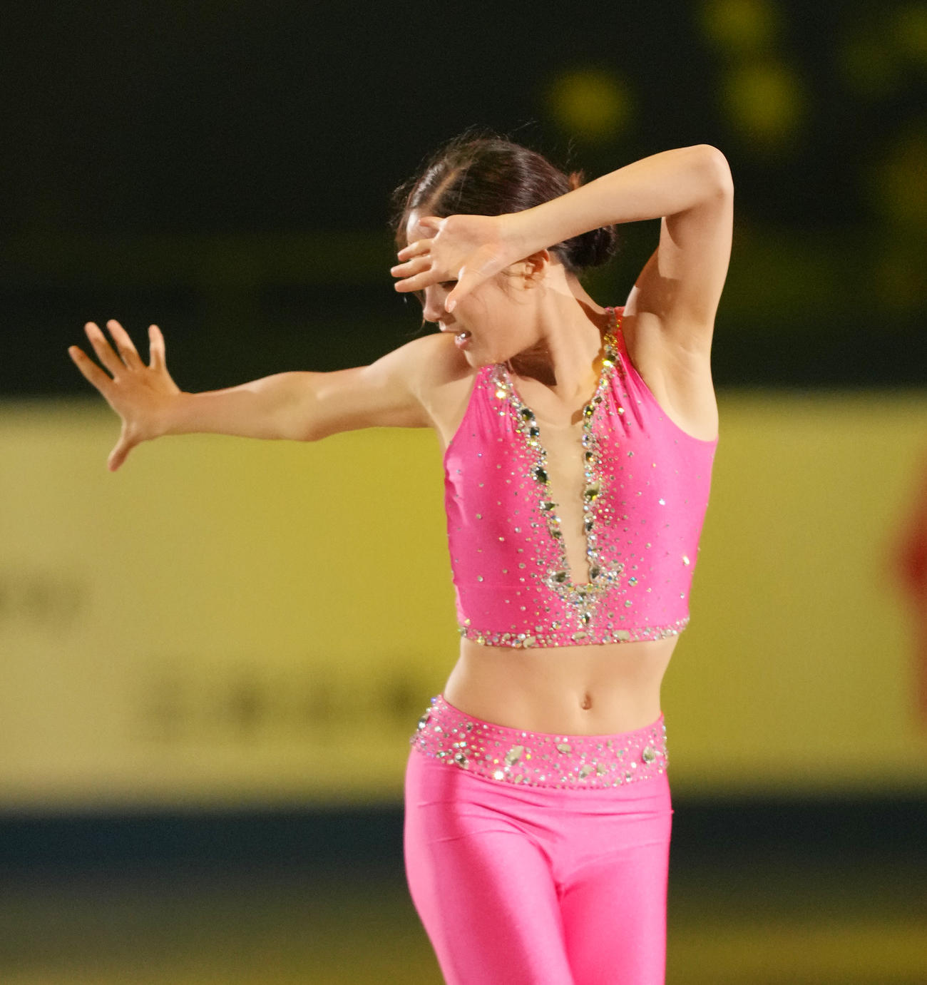 NHK杯エキシビションでYシャツを脱いで踊るユ・ヨン（撮影・菅敏）