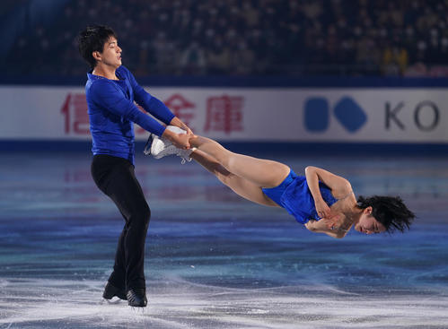 エキシビションで演技する三浦（右）、木原組（撮影・菅敏）