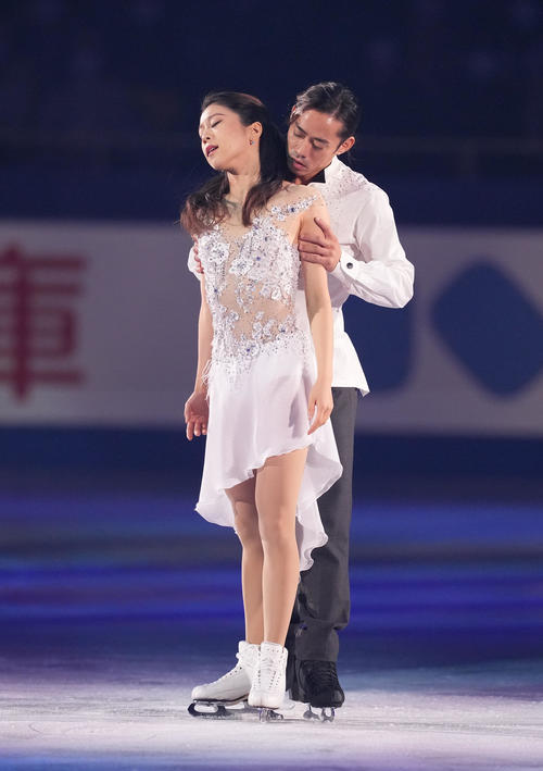 NHK杯エキシビションで演技する村元（左）、高橋組（撮影・菅敏）
