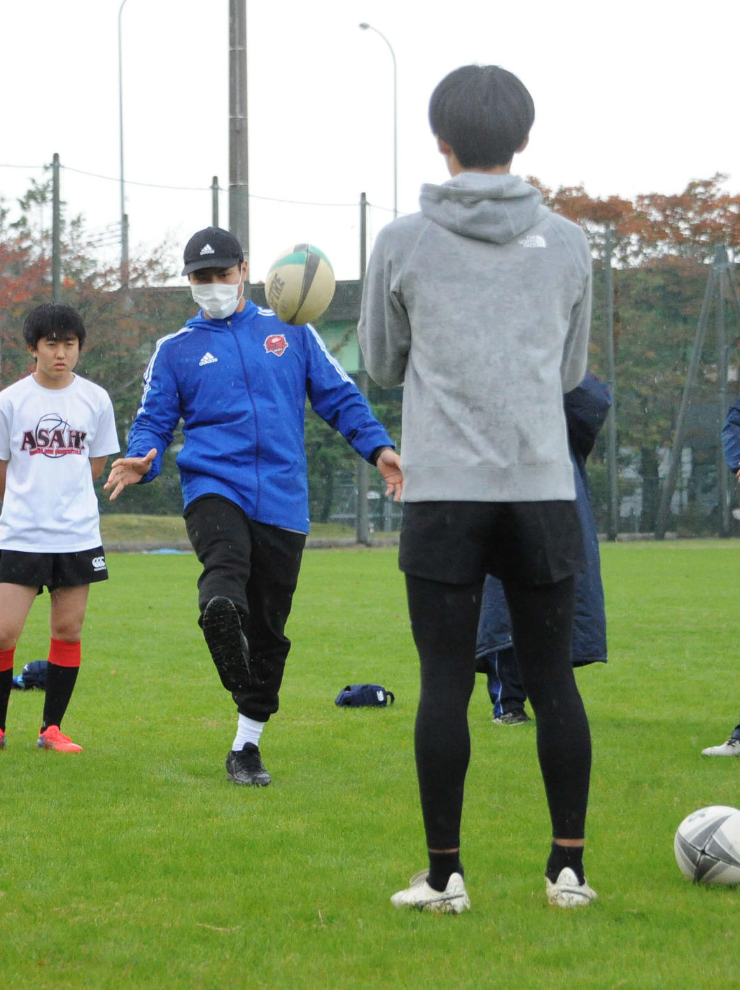 キックを実演する川向