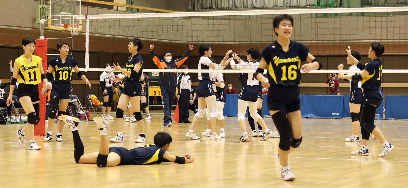 札幌大谷対札幌山の手　第3セット、得点を決め歓喜する札幌大谷の選手たちとベンチ（撮影・佐藤翔太）