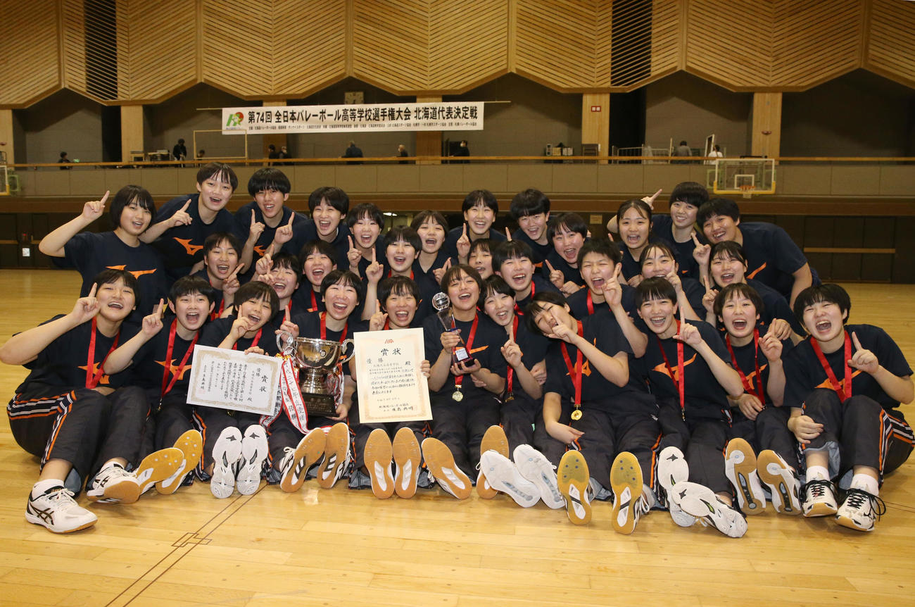 旭川実対札幌大谷　優勝を決めた札幌大谷の選手たち（撮影・佐藤翔太）