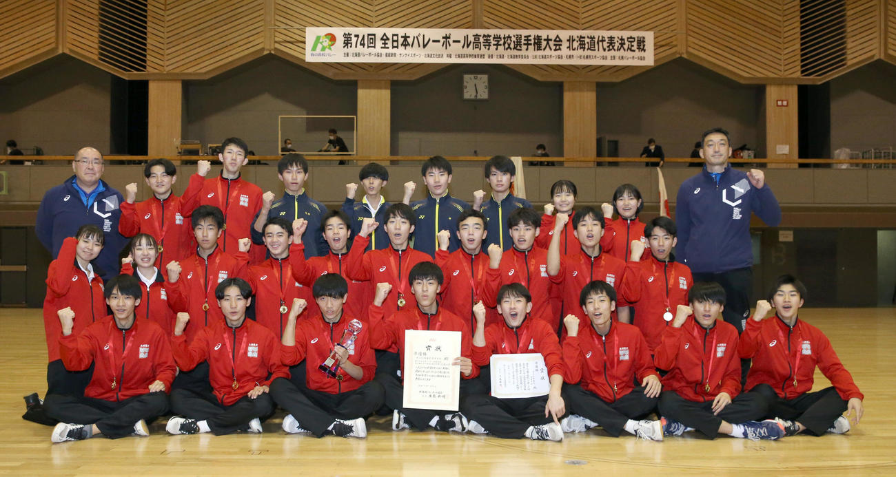 札幌藻岩対東海大札幌　準優勝で全国大会出場を決めた札幌藻岩の選手たち（撮影・佐藤翔太）
