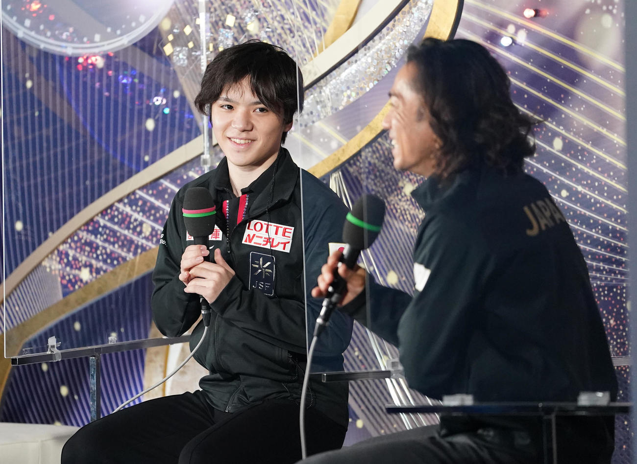 NHK杯エキシビションで会場を沸かせる宇野（左）と高橋（撮影・菅敏）