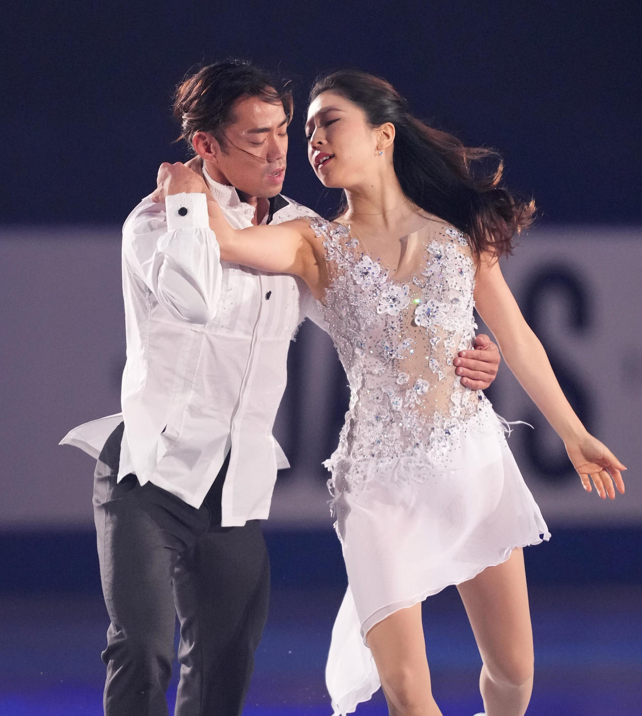 NHK杯エキシビションで演技する村元（右）、高橋組（撮影・菅敏）
