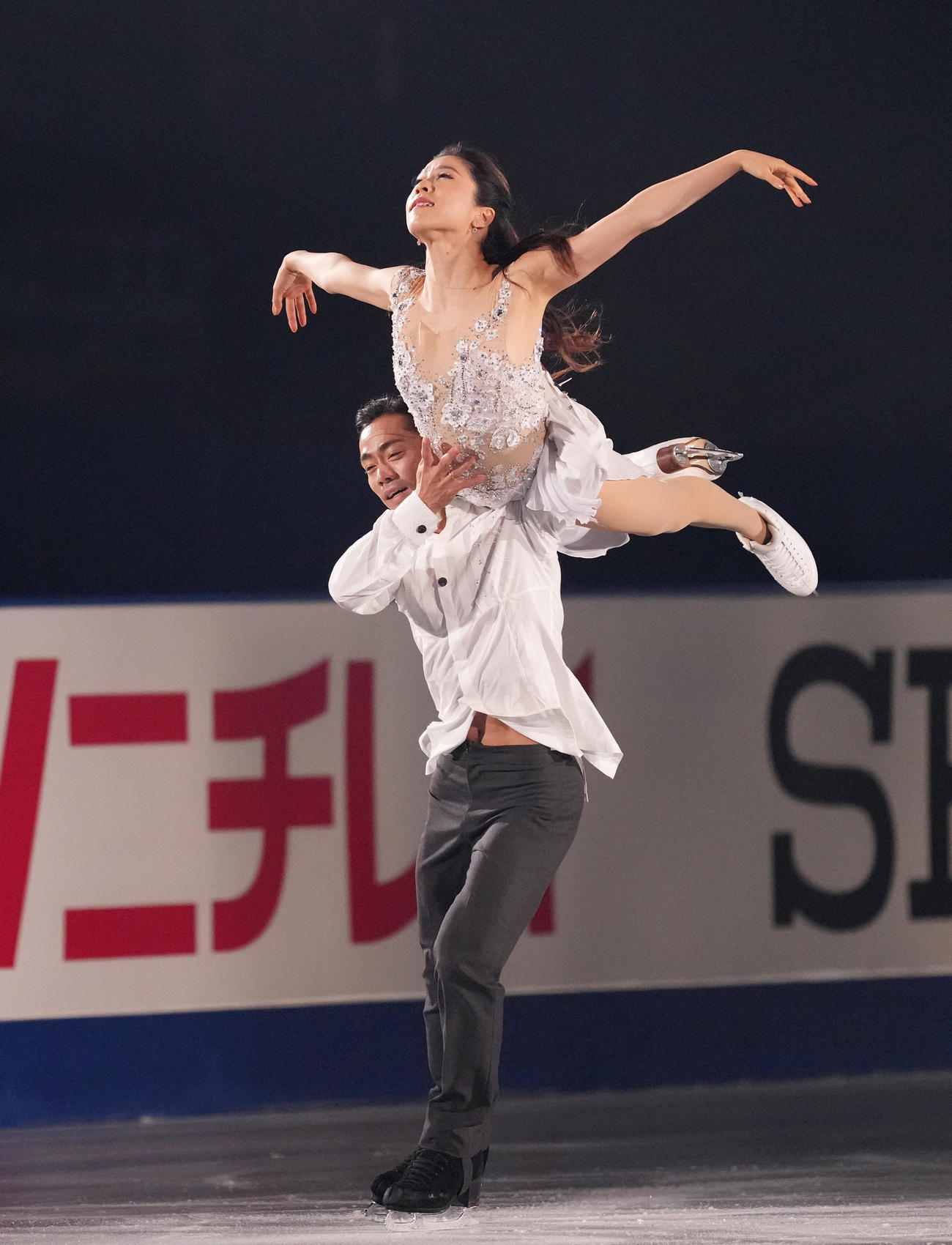 NHK杯エキシビションで演技する村元（右）、高橋組（撮影・菅敏）