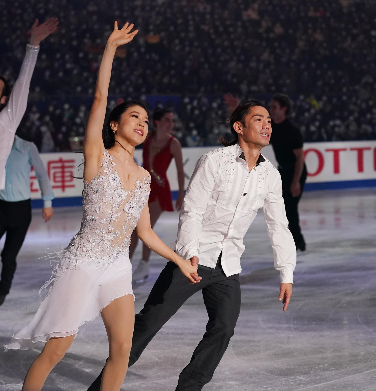 エキシビションのフィナーレでファンに手を振る村元（左）、高橋組（撮影・菅敏）