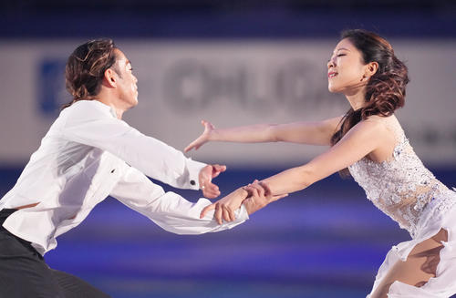 NHK杯エキシビションで演技する村元（右）、高橋組（撮影・菅敏）
