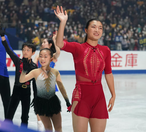 NHK杯エキシビションのフィナーレでファンに手を振る坂本。左端は岡崎、右から2人目は大竹（撮影・菅敏）