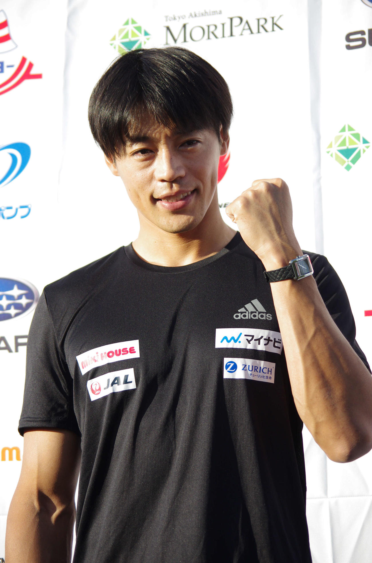 カヌー・スラロームのNHK杯全日本競技大会で優勝し、会見後にガッツポーズを取る羽根田（撮影・奥岡幹浩）