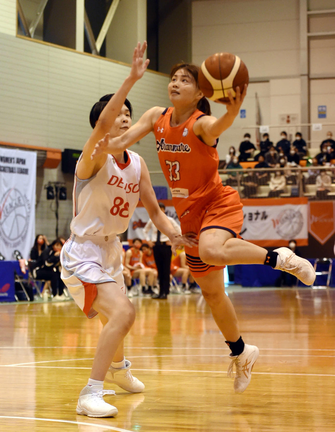 第2Q、シュートを狙うアランマーレ秋田・田中