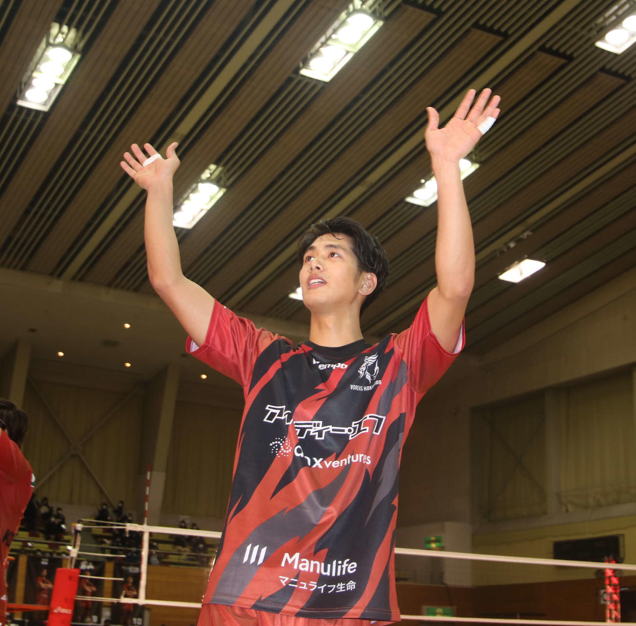 ヴォレアス北海道対サフィルヴァ北海道　試合に勝利し、会場のファンに手を振るヴォレアス北海道の柏田（撮影・山崎純一）