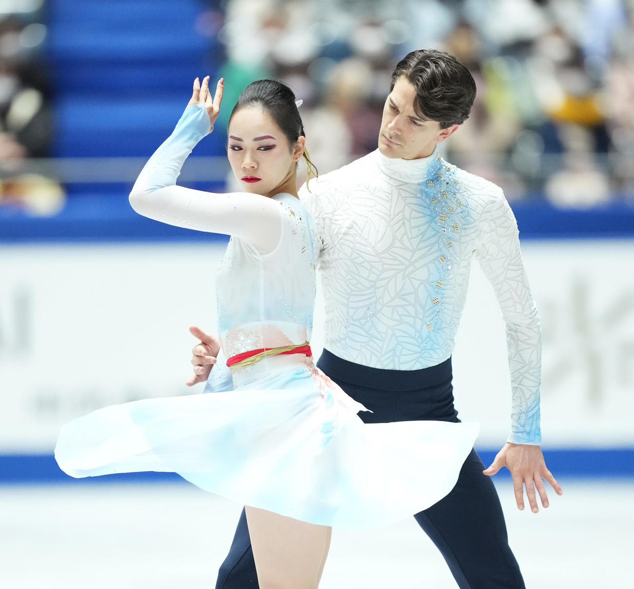 NHK杯アイスダンスFDで演技する小松原美里（左）と尊（2021年11月13日）