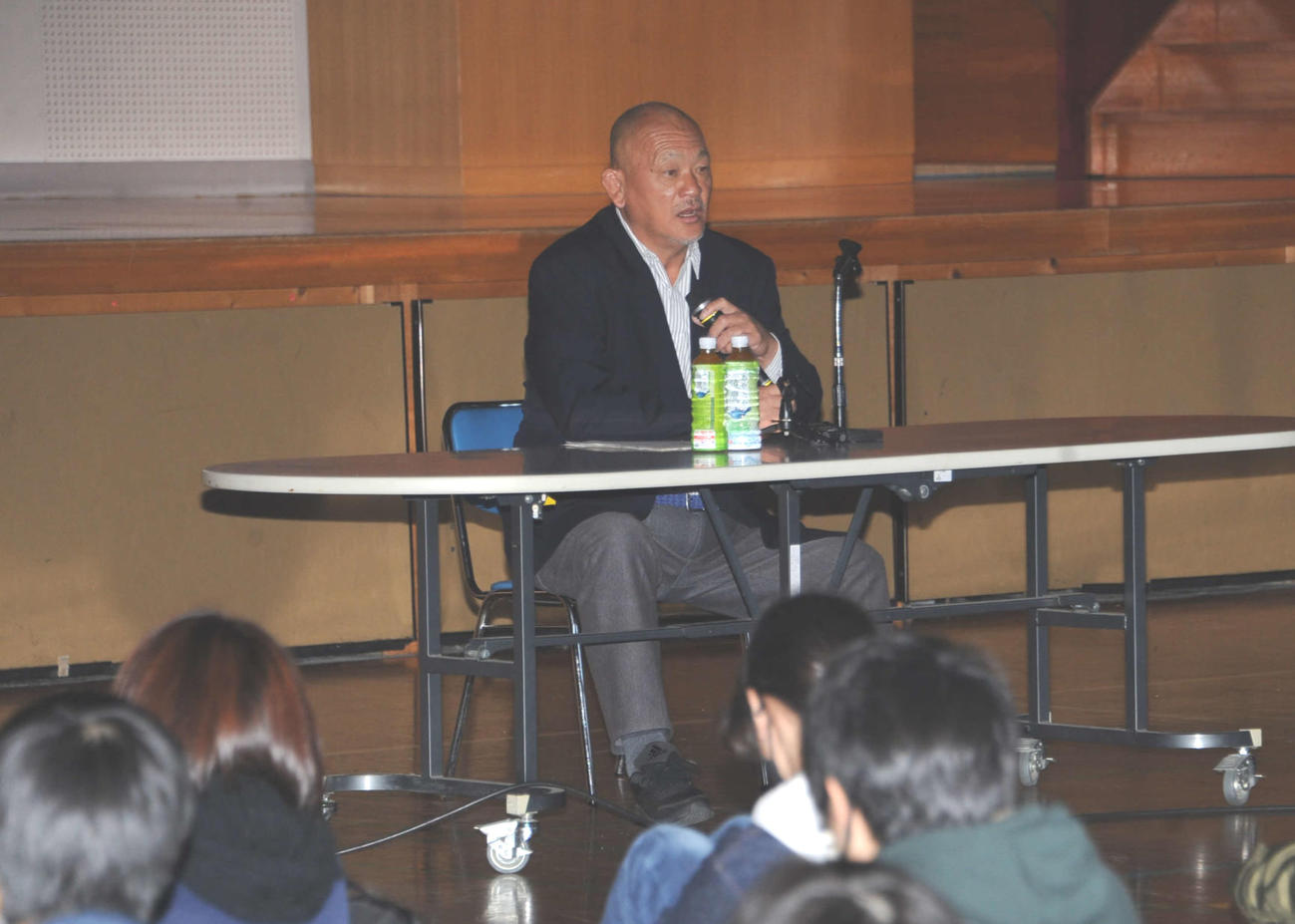 明鏡高生徒の前で講演をする山本氏