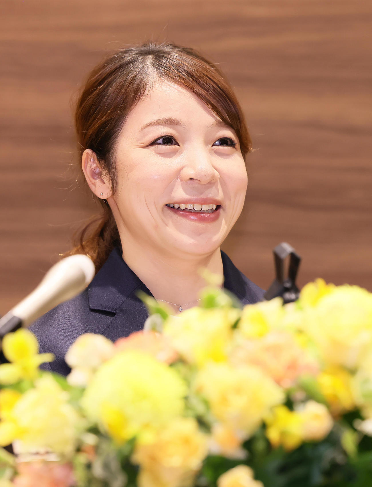 引退会見に臨む三宅（撮影・足立雅史）