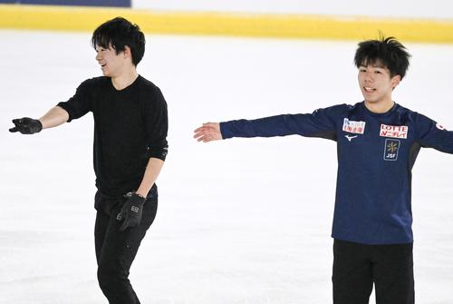公式練習を終え、笑顔の鍵山優真（左）と佐藤駿（共同）