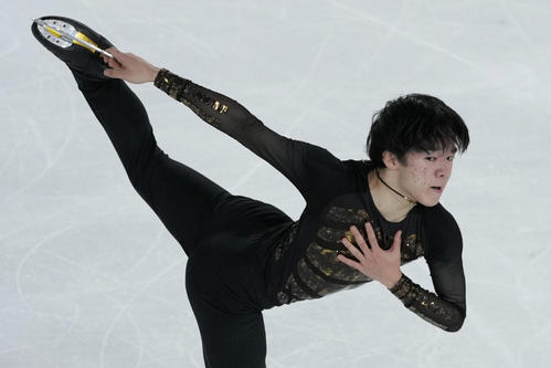 フリー演技を披露する鍵山優真（AP）