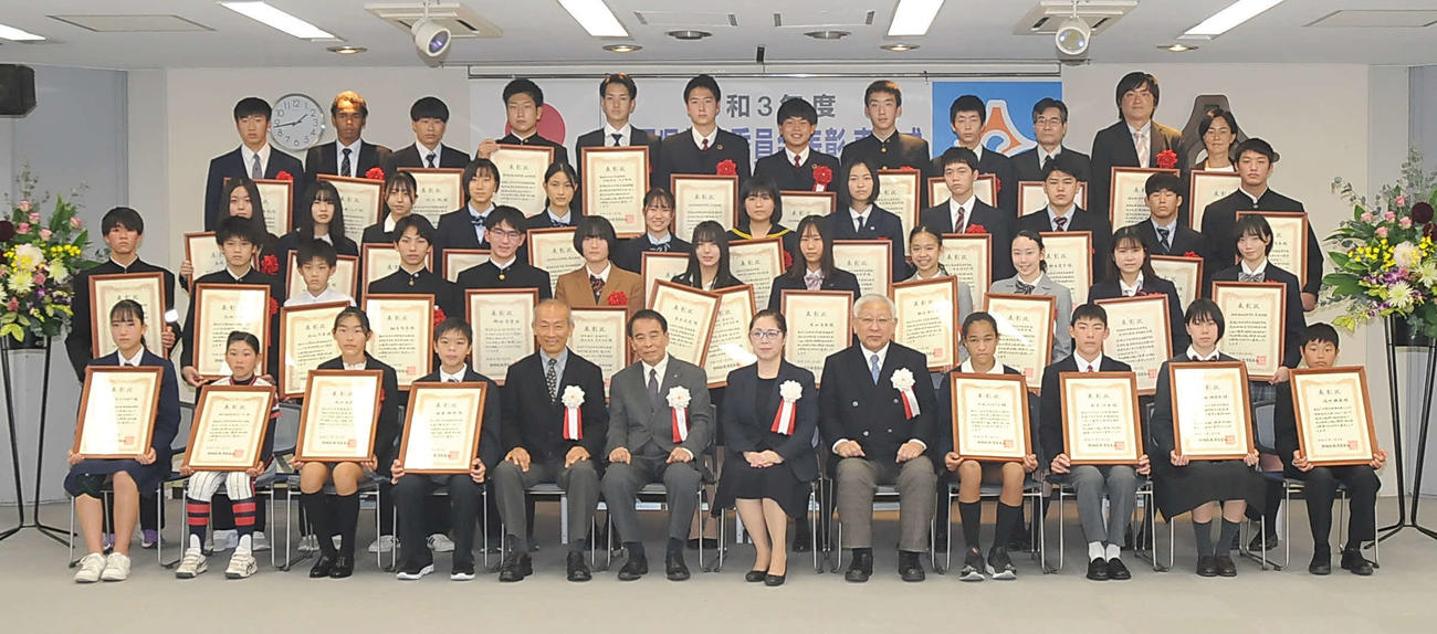 県教委の木苗教育長（前列左から6人目）と記念撮影する受賞者と関係者ら