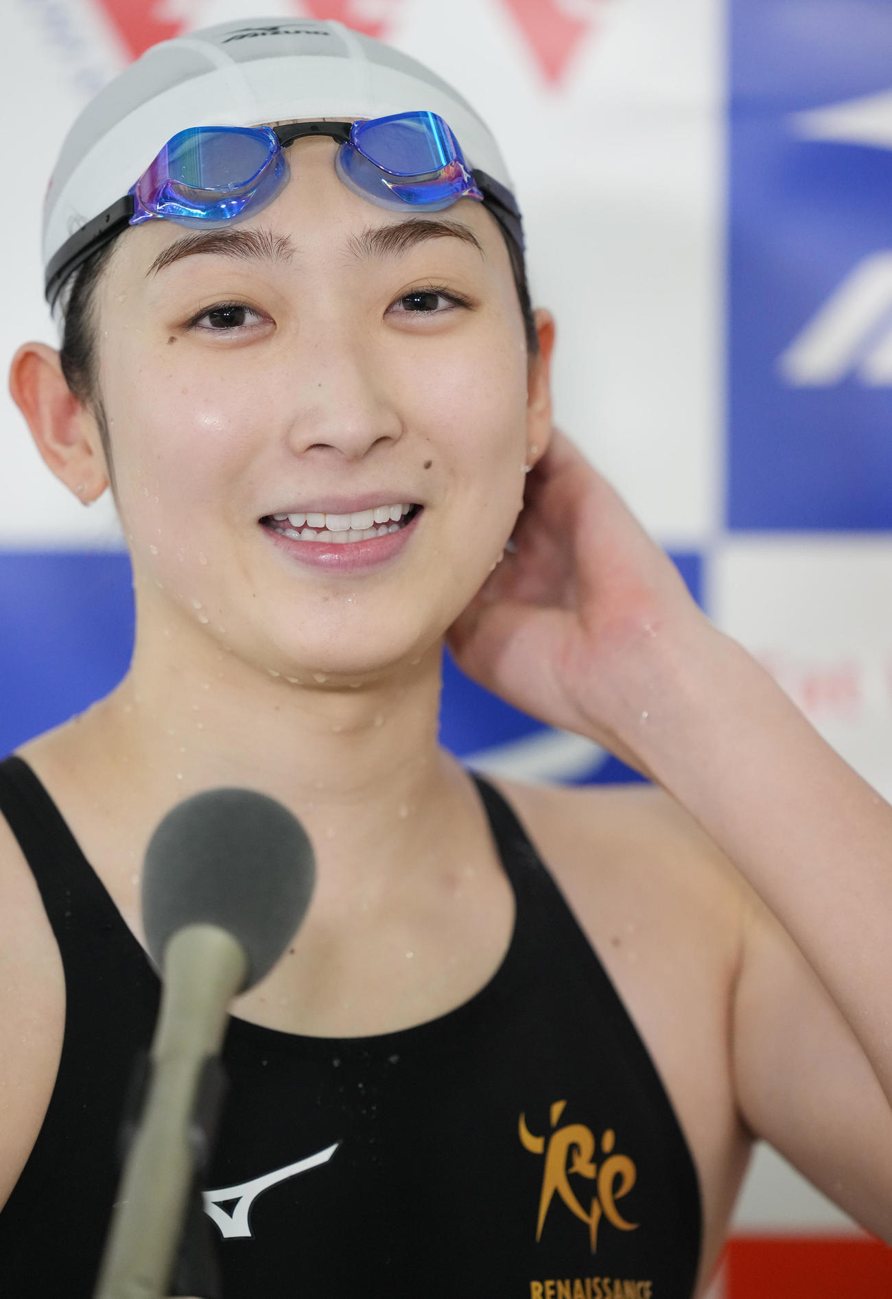 女子400メートル自由形決勝を終え、インタビューを受ける池江（撮影・鈴木みどり）