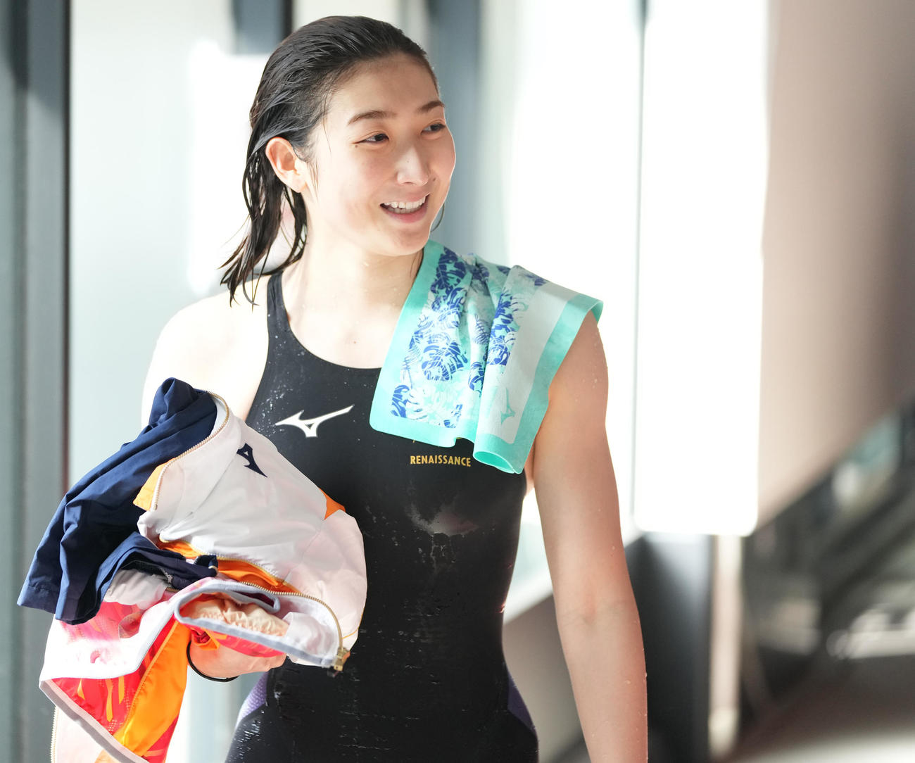 女子400メートル自由形予選を終え引き揚げる池江（撮影・鈴木みどり）