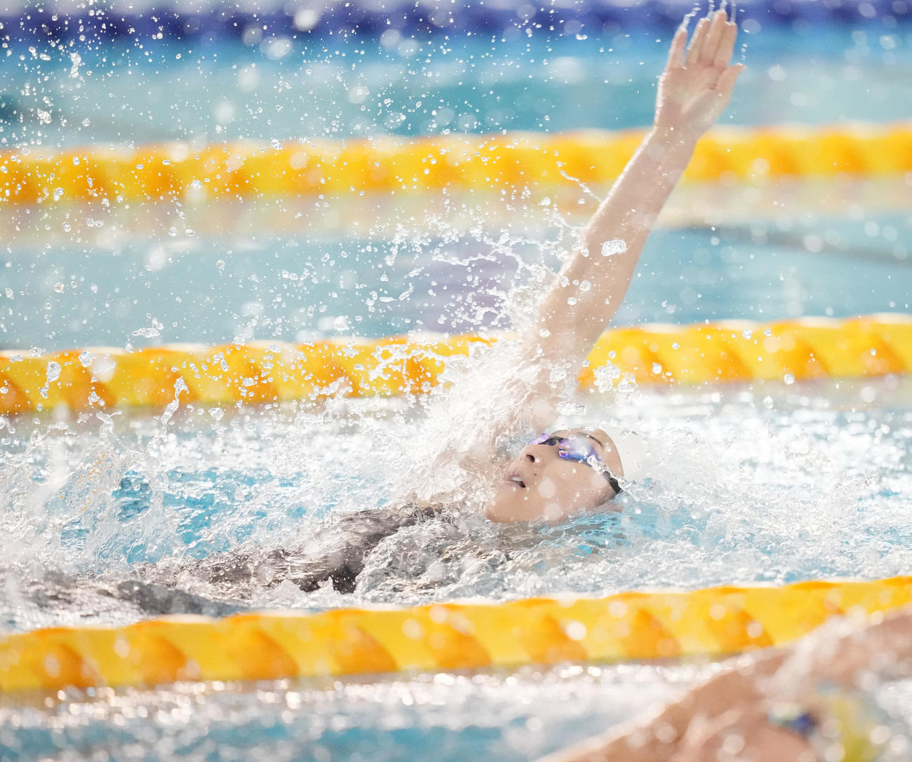 女子50メートル背泳ぎ予選で力泳する池江（撮影・鈴木みどり）