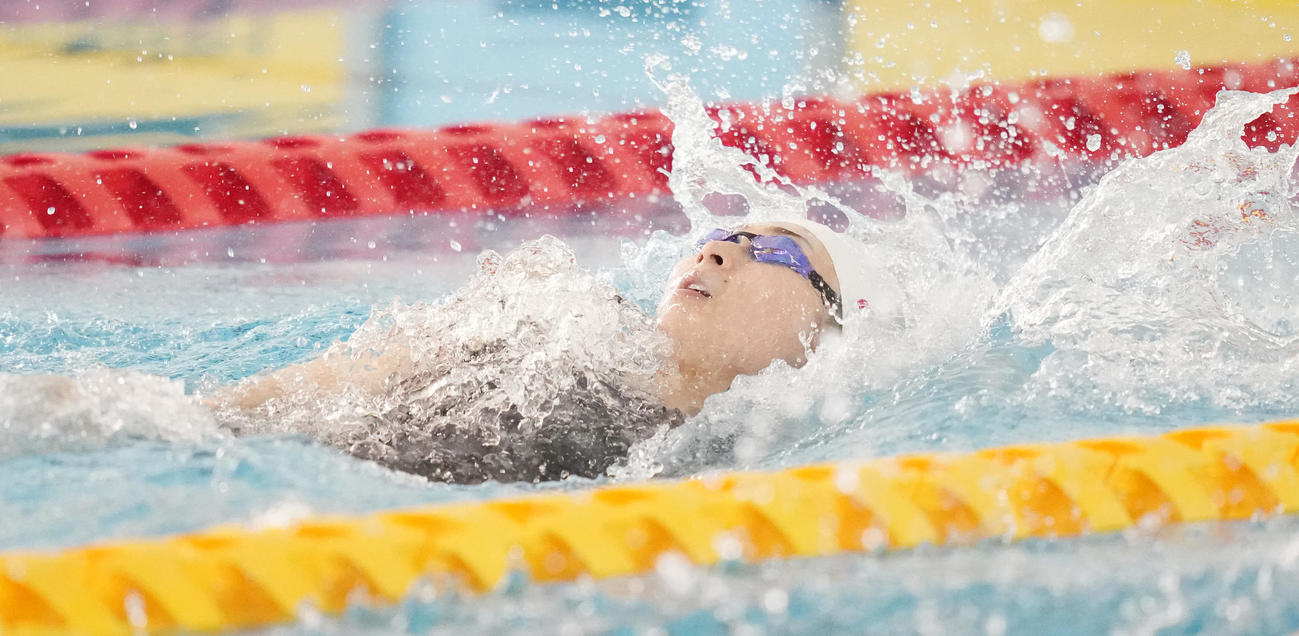 女子50メートル背泳ぎ予選で力泳する池江（撮影・鈴木みどり）