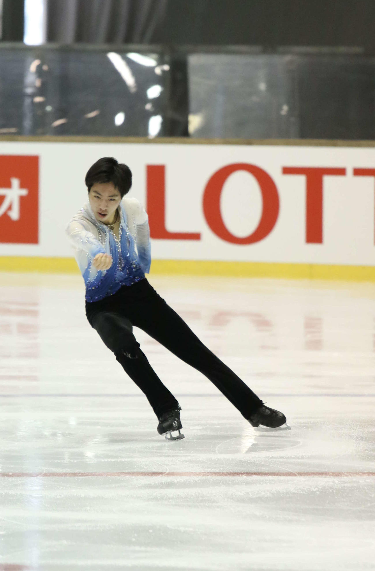 全日本ジュニア選手権男子ショートプログラムで演技する三浦（撮影・松本航）