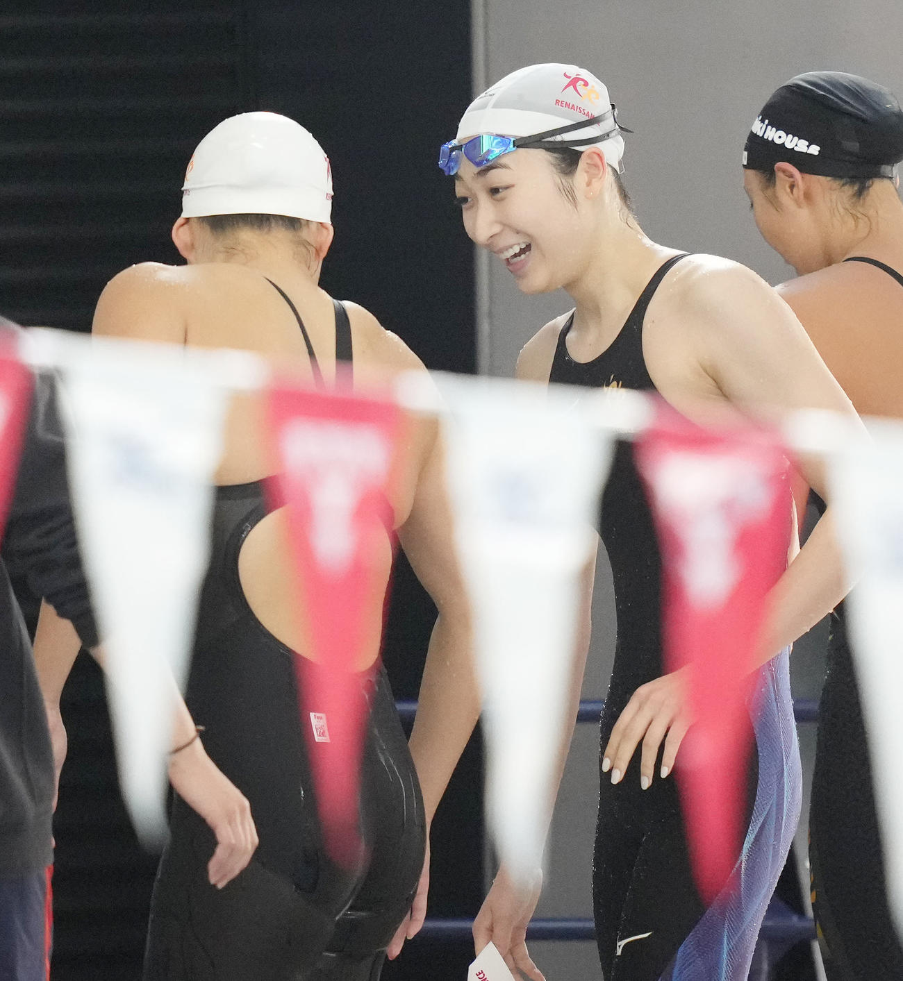女子50メートル背泳ぎ決勝を終え笑顔の池江（撮影・鈴木みどり）