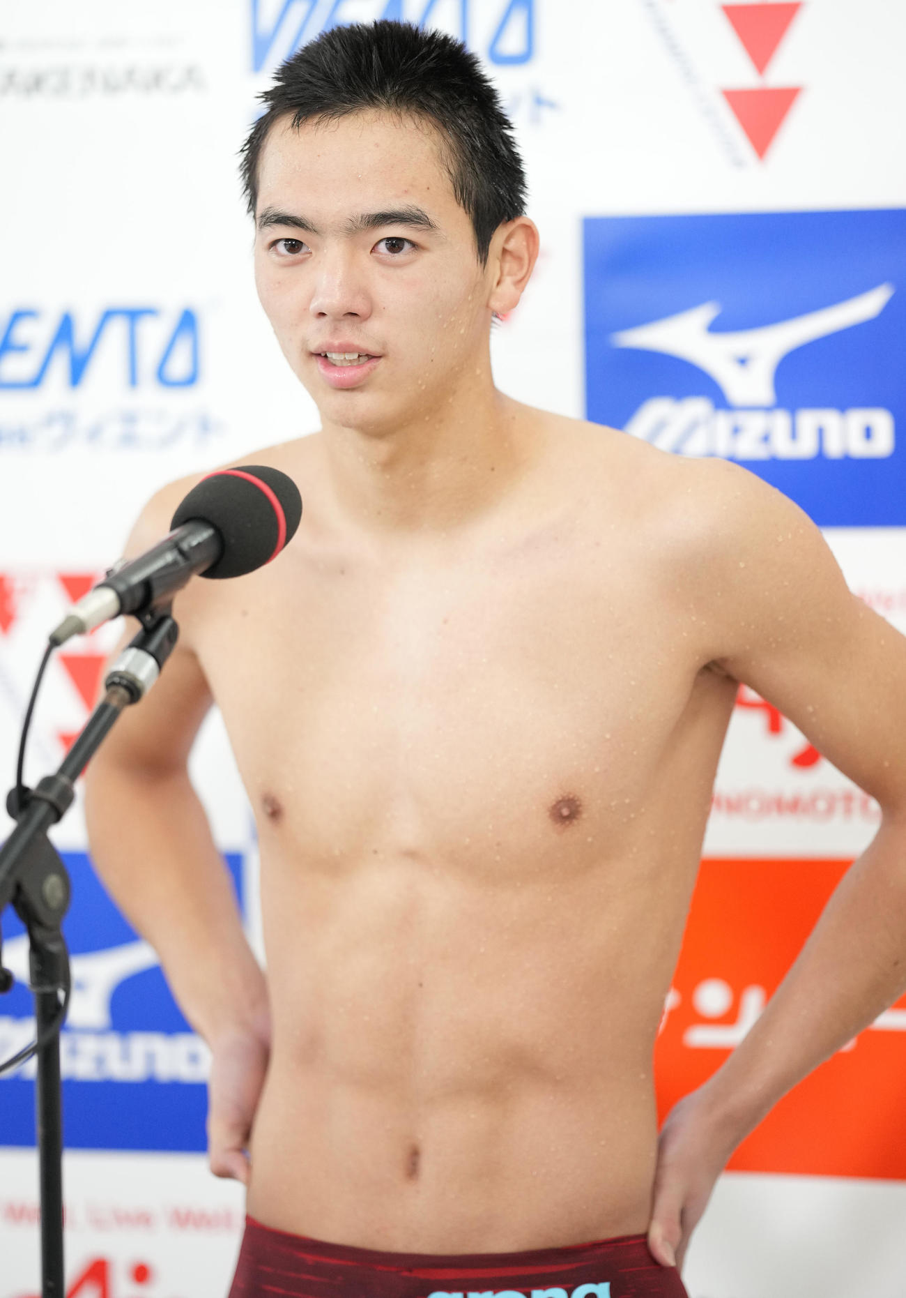 男子100メートルバタフライ予選を終え、インタビューに答える光永（撮影・鈴木みどり）