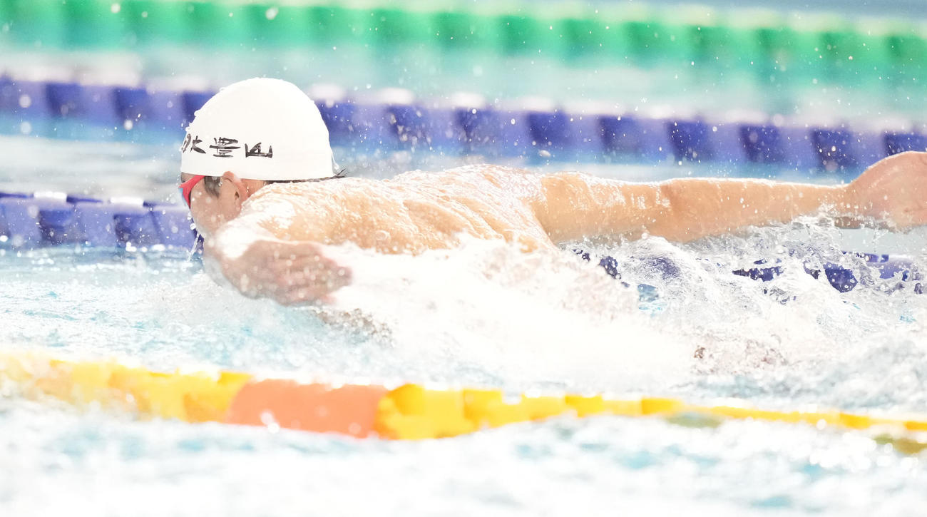 男子100メートルバタフライ予選で力泳する光永（撮影・鈴木みどり）