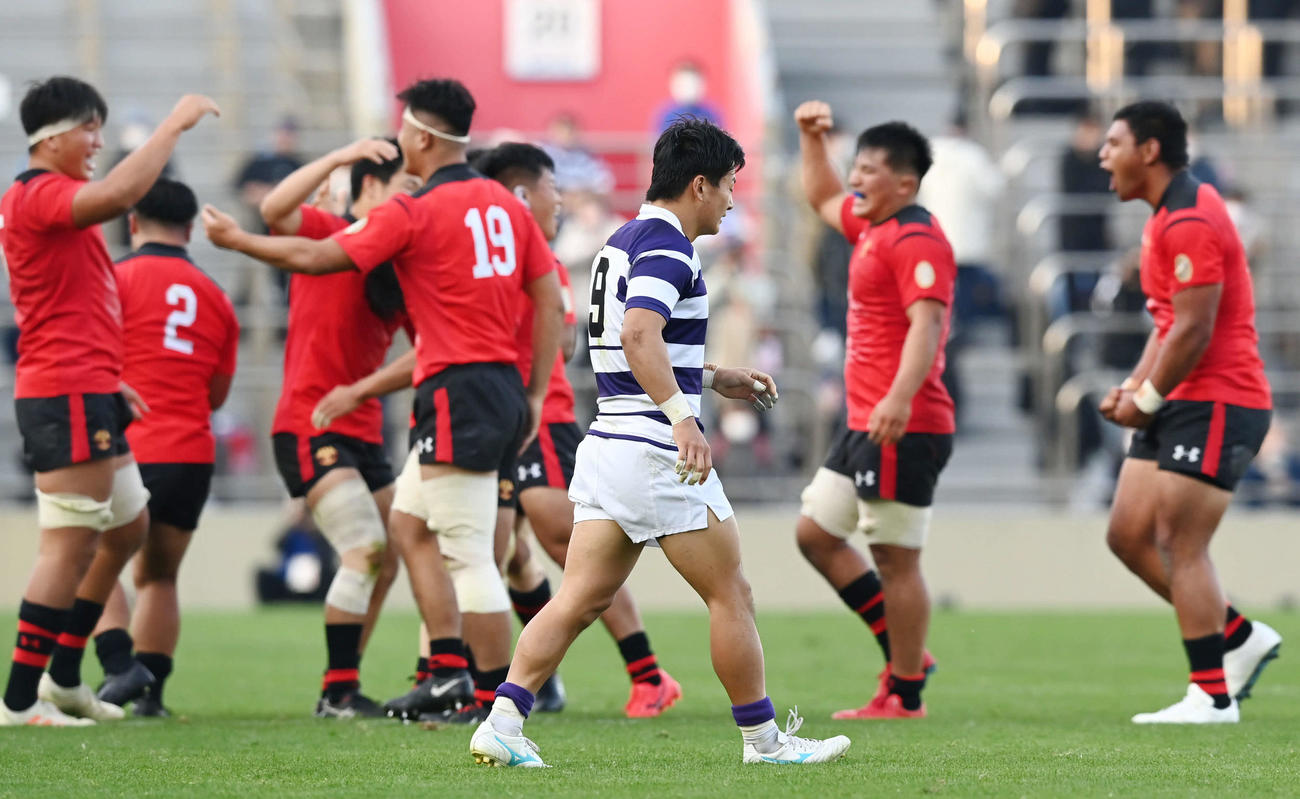 明大対帝京大　全勝対決に敗れた明大SH飯沼（中央）は悔しさをにじませる（撮影・山崎安昭）