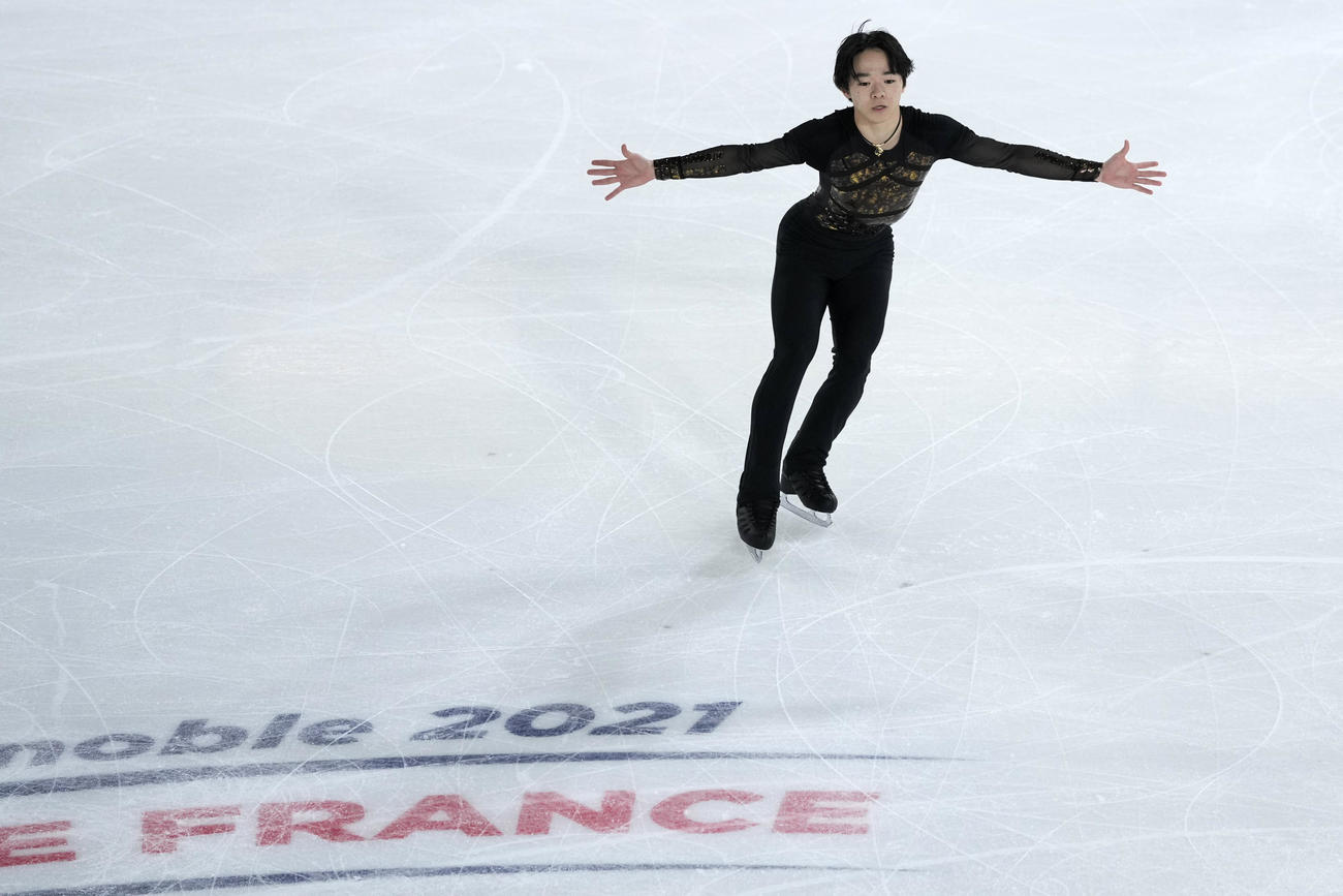フリー演技を披露する鍵山優真（AP）