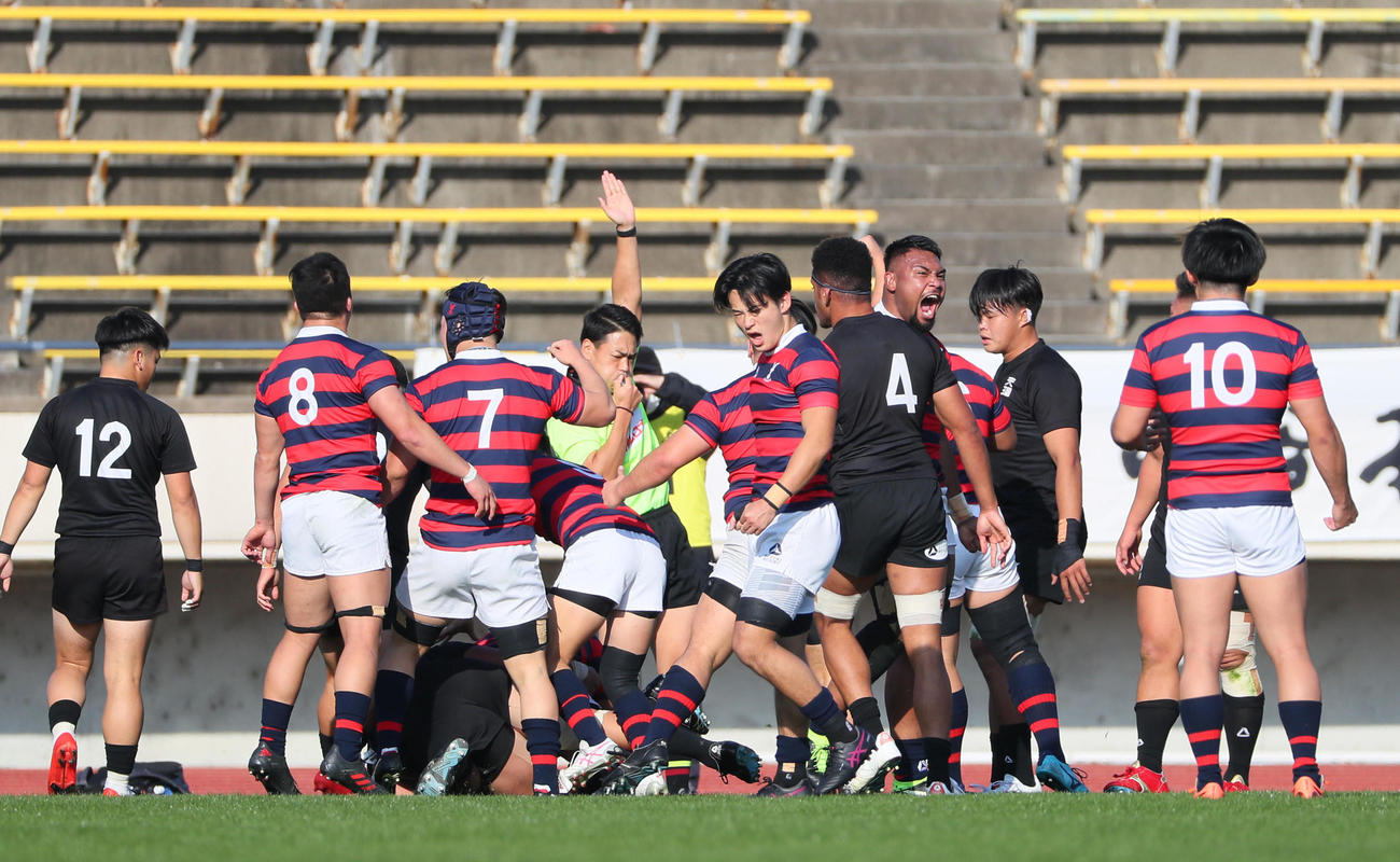 京産大対天理大　前半、京産大プロップ平野叶翔の先制トライに沸く京産大の選手達（撮影・宮崎幸一）