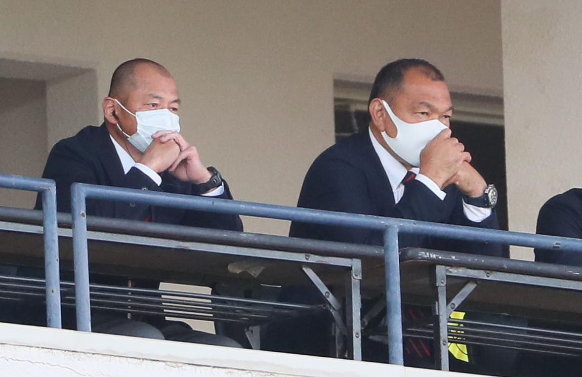 京産大対天理大　上層階から試合を見つめる京産大ラグビー部・広瀬佳司監督（左）と元木由記雄GM（撮影・宮崎幸一）