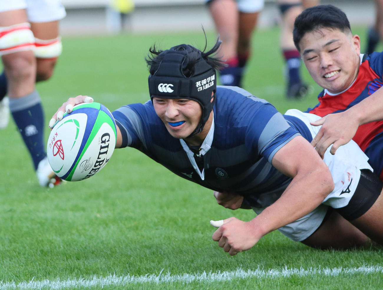 関学大対同大　前半、中央にトライを決める同大WTB大森（撮影・宮崎幸一）