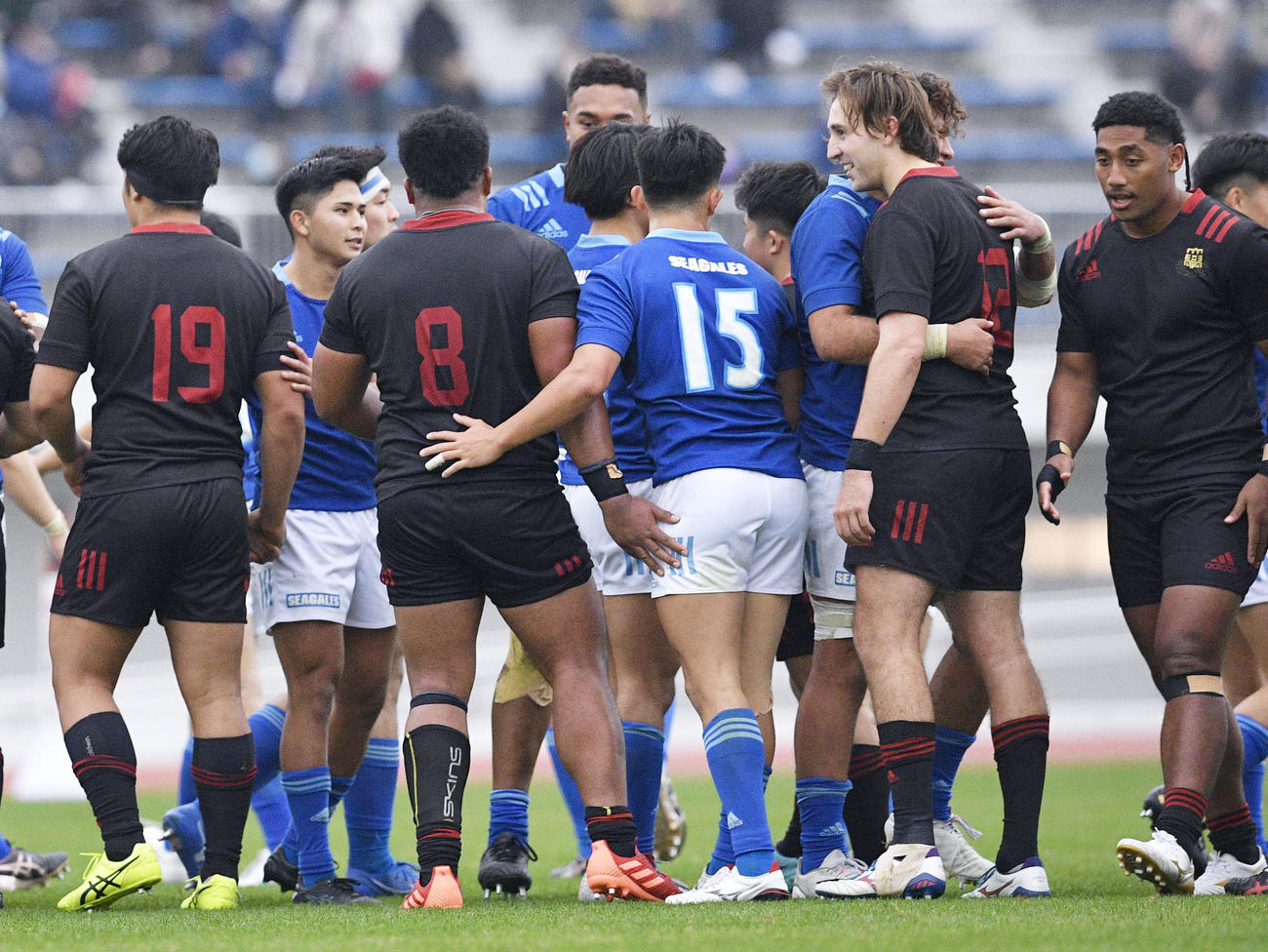 引き分けに終わり、健闘をたたえ合う日大と東海大の選手たち（共同）