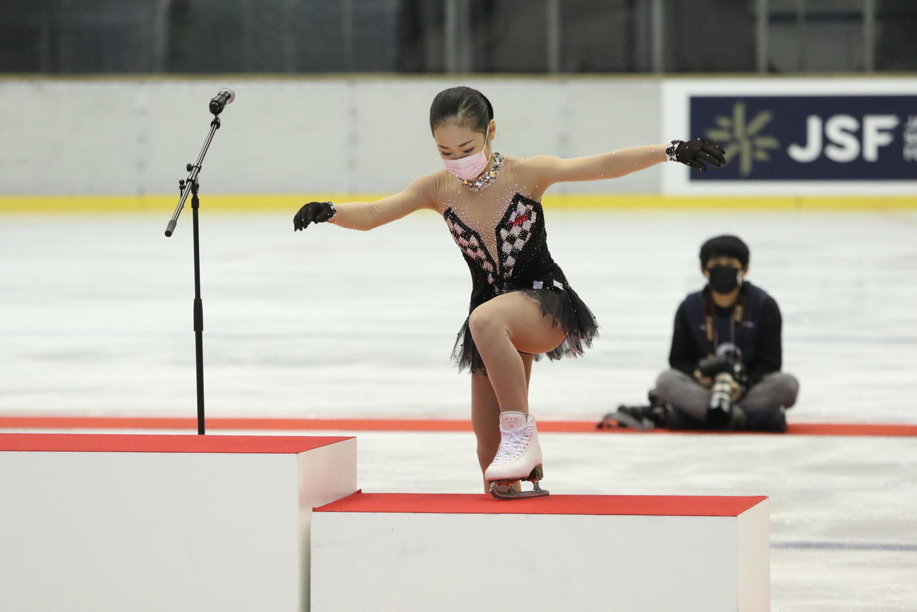 全日本ジュニア選手権女子を制し、慎重に表彰台へ上がる島田（撮影・松本航）