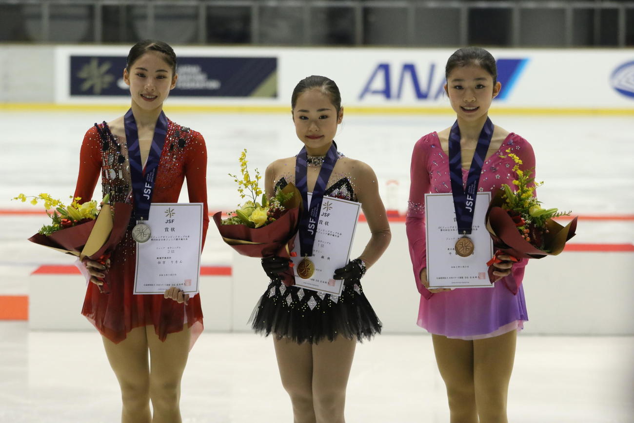 全日本ジュニア選手権女子を制した島田（中央）と2位の住吉（左）、3位千葉（撮影・松本航）