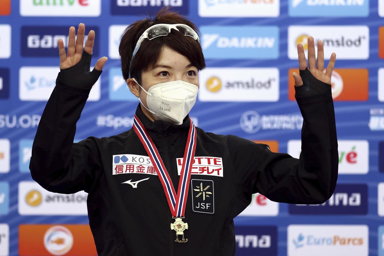 スピードスケートW杯女子500メートル で優勝し、メダルを胸にする小平奈緒（ISU提供・ゲッティ＝共同）