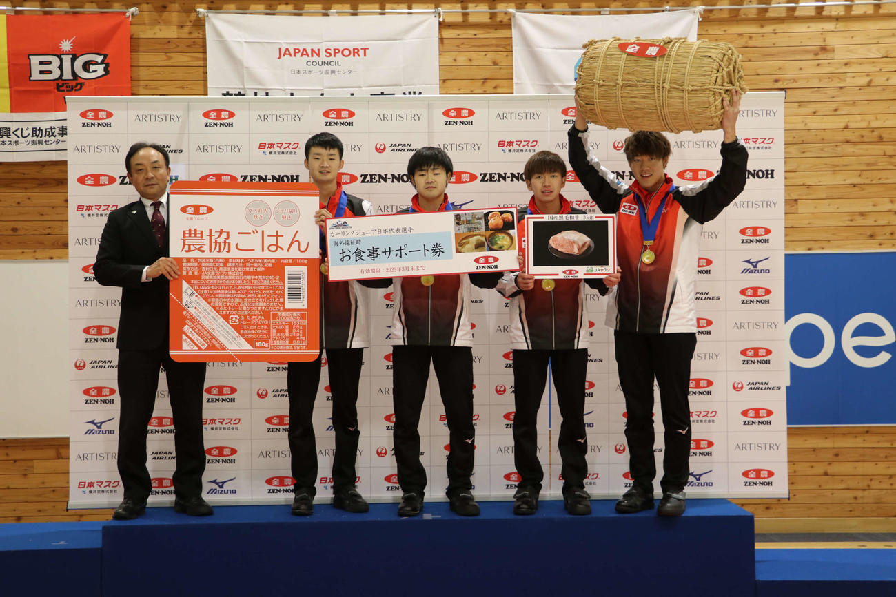 左からJA全農池田幸夫参事、優勝した常呂ジュニアの選手