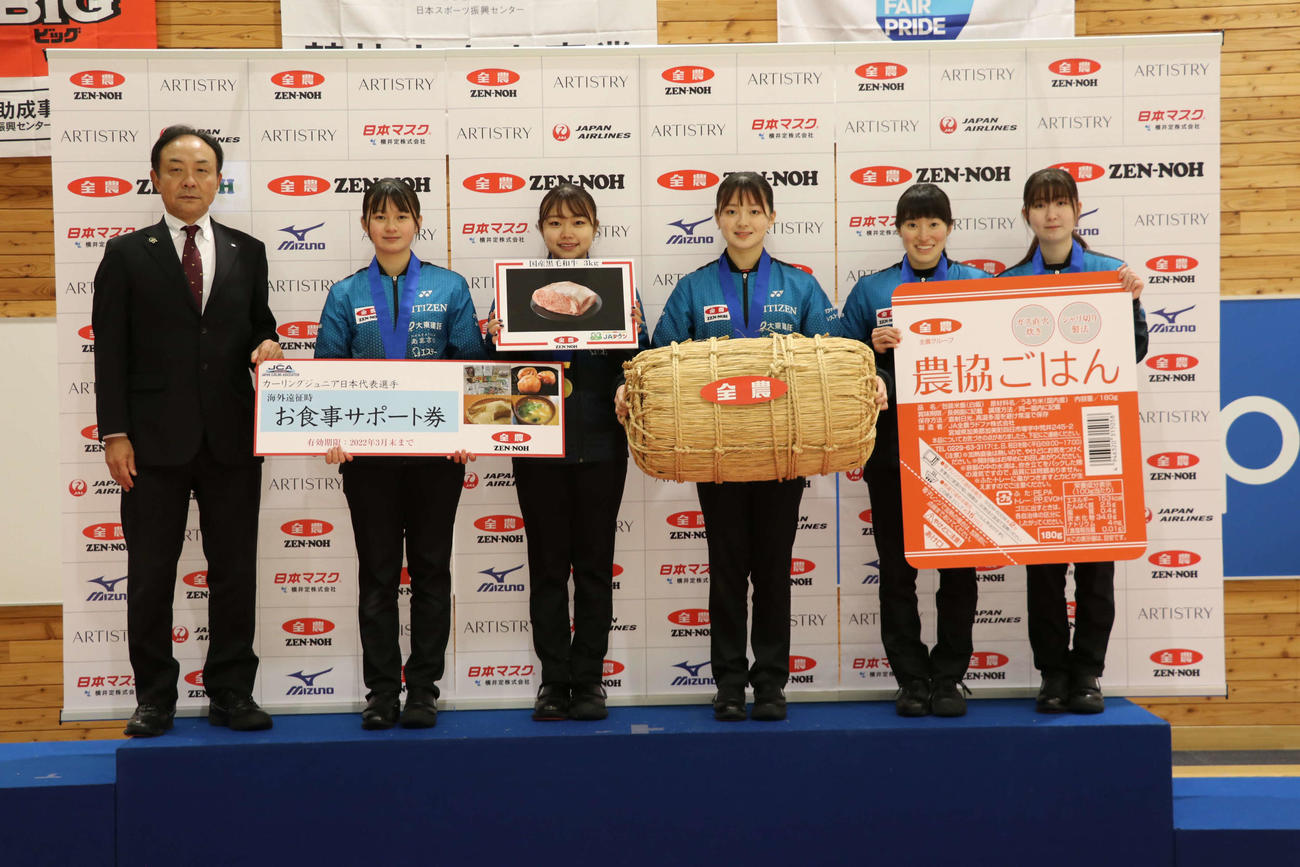 左からJA全農池田幸夫参事、優勝したSC軽井沢クラブJr．の選手
