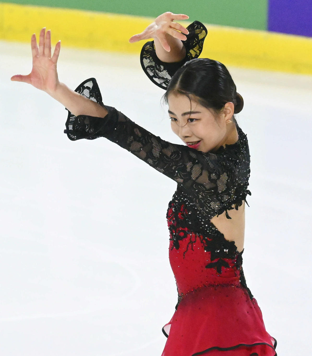 フィギュアスケートGPシリーズ　フランス杯　女子SPで演技する横井ゆは菜＝2021年11月19日（共同）