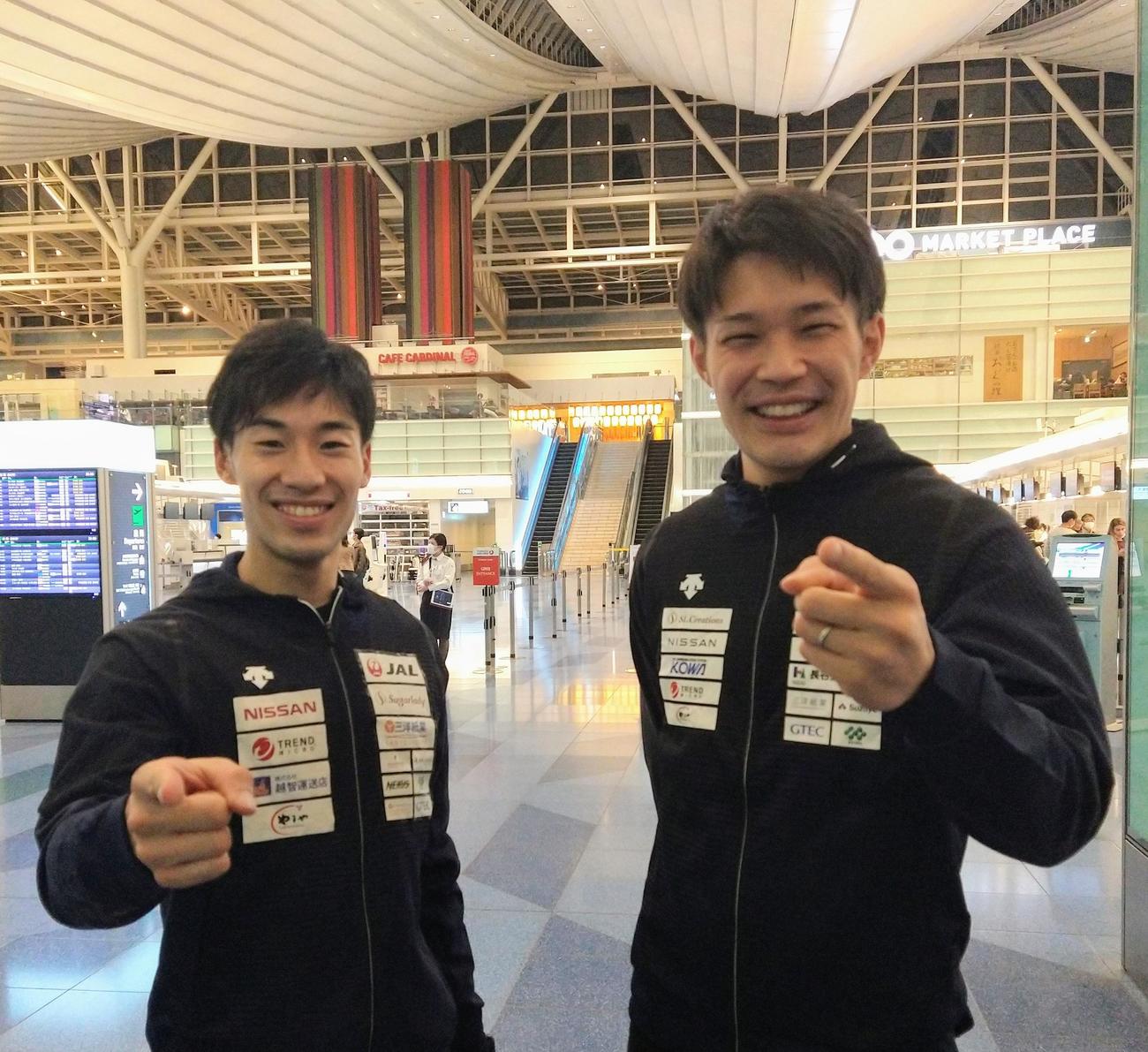 金メダルに輝いた東京五輪後、初の実戦に向けて出国したフェンシング男子エペ日本代表の山田優（右）と加納虹輝。「エペジーーン」ポーズも披露した（撮影・木下淳）