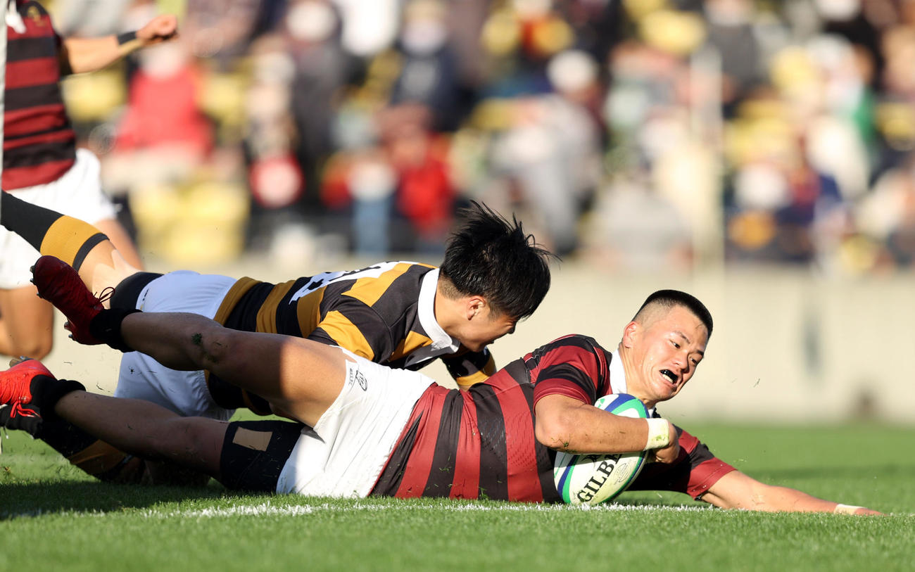 早大対慶応　前半、独走トライを決める早大SO伊藤（右）（撮影・狩俣裕三）