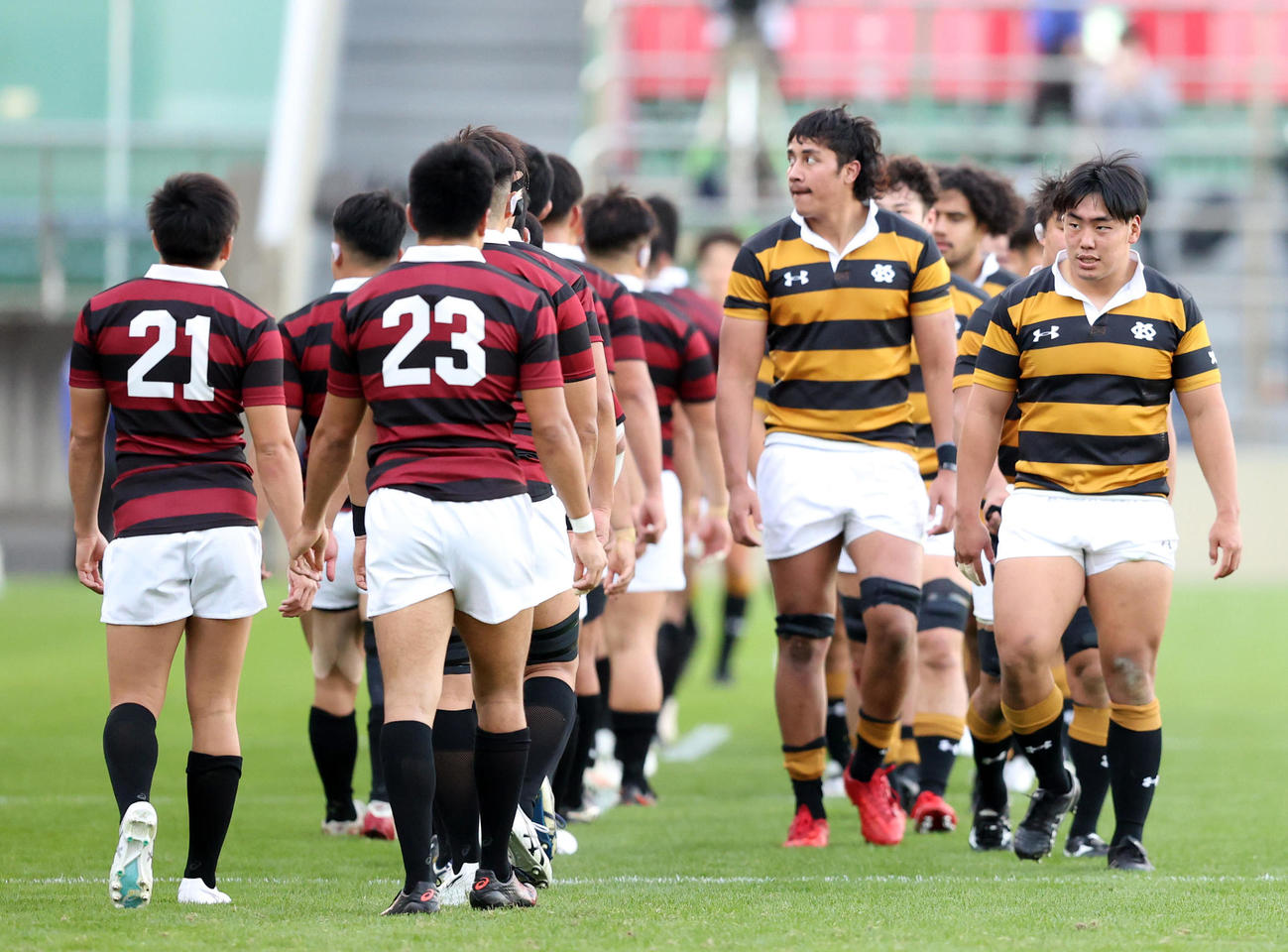早大対慶応　試合後、早大の選手とあいさつする慶大の選手たち（撮影・狩俣裕三）