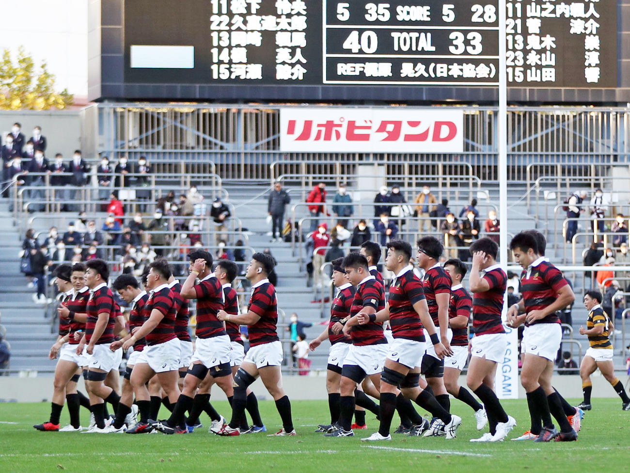 後半追い上げられながらも、接戦を制した早大フィフティーン（撮影・狩俣裕三）